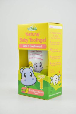 MANILA, PH - SEPT 10 - Mini tomurcuklar 10 Eylül 2020 tarihinde Manila, Filipinler 'de bebek diş macunu çilek aroması.