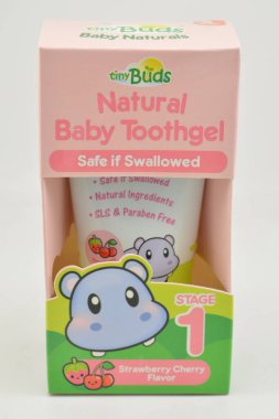MANILA, PH - SEPT 10 - 10 Eylül 2020 tarihinde Manila, Filipinler 'de küçük tomurcuklar, doğal bebek diş jölesi çileği aroması.