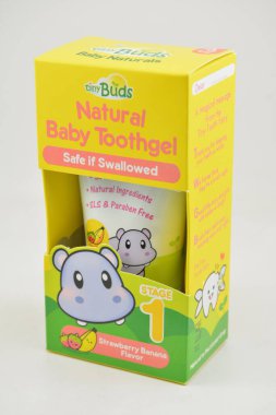 MANILA, PH - SEPT 10 - Mini tomurcuklar 10 Eylül 2020 tarihinde Manila, Filipinler 'de bebek diş macunu çilek aroması.