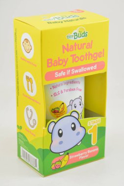 MANILA, PH - SEPT 10 - Mini tomurcuklar 10 Eylül 2020 tarihinde Manila, Filipinler 'de bebek diş macunu çilek aroması.