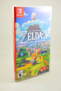 MANILA, PH - SEPT 10 - Zelda 10 Eylül 2020 tarihinde Manila, Filipinler 'de uyanan nintendo anahtar kartuşu kutusu bağlantıları.