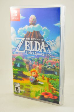 MANILA, PH - SEPT 10 - Zelda 10 Eylül 2020 tarihinde Manila, Filipinler 'de uyanan nintendo anahtar kartuşu kutusu bağlantıları.