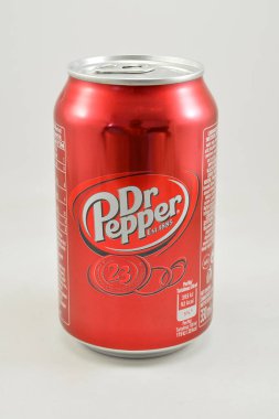 MANILA, PH - 10 SEPT 10 - 10 Eylül 2020 tarihinde Manila, Filipinler 'de Doktor Pepper Cola içeceği kutusu.