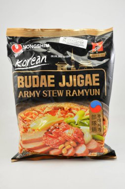MANILA, PH - SEPT 10 - Nongshim Budae jjigae ordu yahnisi ramyun ramen 10 Eylül 2020 tarihinde Manila, Filipinler.