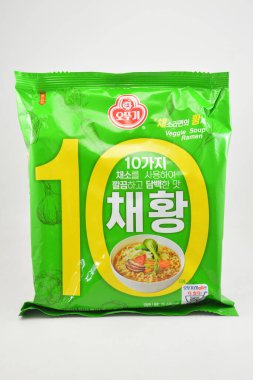 MANILA, PH - SEPT 10 - 10 Eylül 2020 tarihinde Manila, Filipinler 'de Ottogi sebze çorbası ramen.