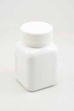 İlaç tableti veya kapsül koymak için vida kapaklı beyaz plastik şişe kabı
