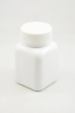 İlaç tableti veya kapsül koymak için vida kapaklı beyaz plastik şişe kabı