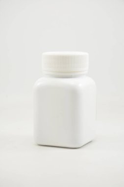 İlaç tableti veya kapsül koymak için vida kapaklı beyaz plastik şişe kabı