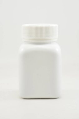 İlaç tableti veya kapsül koymak için vida kapaklı beyaz plastik şişe kabı