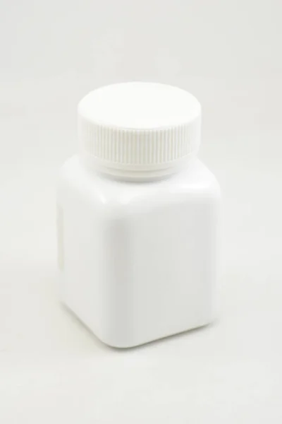 装有螺丝盖的白色塑料瓶容器 用于放置药物片或胶囊 — 图库照片