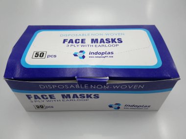 MANILA, PH - SEPT 21 - Indoplas kullan-at tek kullanımlık yüz maskeleri 21 Eylül 2020 'de Manila, Filipinler' de kulak ilmiği ile 3 kat.