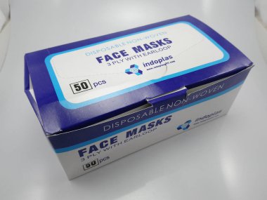 MANILA, PH - SEPT 21 - Indoplas kullan-at tek kullanımlık yüz maskeleri 21 Eylül 2020 'de Manila, Filipinler' de kulak ilmiği ile 3 kat.