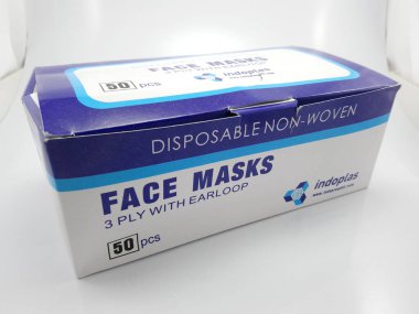 MANILA, PH - SEPT 21 - Indoplas kullan-at tek kullanımlık yüz maskeleri 21 Eylül 2020 'de Manila, Filipinler' de kulak ilmiği ile 3 kat.