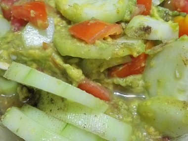 Salatalık, domates ve sirkeli sebze salatası karışımı.