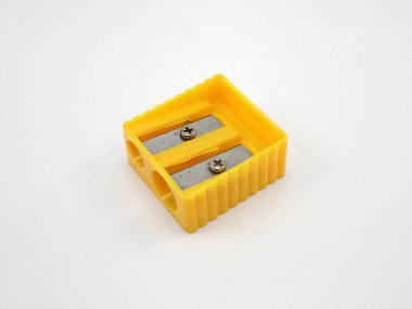 Kalem açacağı okulu plastik sarısını kalem ucunu sivriltmek için kullanıyor.