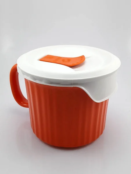 橙色重型杯 有把手和脊 用来倒液体和汤 — 图库照片