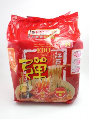 MANILA, PH - SEPT 22 - Edo, 22 Eylül 2020 'de Manila, Filipinler' de Japon ramen aromalı erişte paketi.