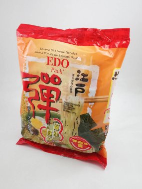 MANILA, PH - SEPT 22 - Edo, 22 Eylül 2020 tarihinde Manila, Filipinler 'de Japon ramen susamlı şehriye.