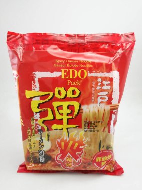 MANILA, PH - SEPT 22 - Edo, 22 Eylül 2020 'de Manila, Filipinler' de Japon ramen aromalı erişte paketi.