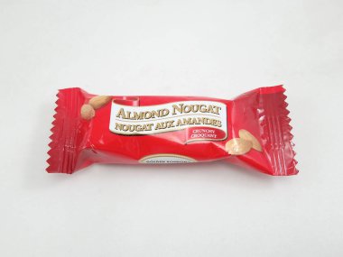 MANILA, PH - SEPT 22 - 22 Eylül 2020 'de Manila, Filipinler' de badem ezmeli fındıklı bar.