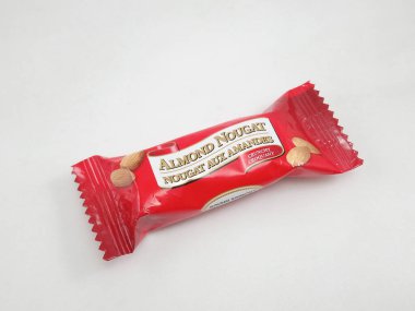 MANILA, PH - SEPT 22 - 22 Eylül 2020 'de Manila, Filipinler' de badem ezmeli fındıklı bar.