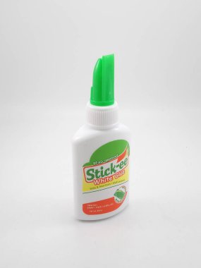 MANILA, PH - SEPT 24 - Stickee beyaz yapıştırıcı tüpü şişe 24 Eylül 2020, Manila, Filipinler.