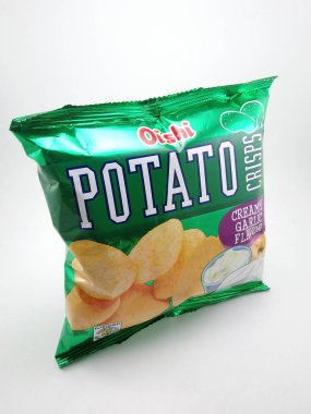 MANILA, PH - SEPT 24 - Oishi patates cipsi kremalı sarımsaklı aroma 24 Eylül 2020 'de Manila, Filipinler' de.
