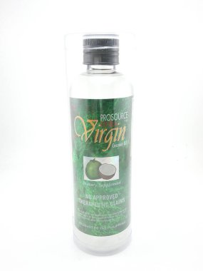 MANILA, PH - SEPT 24 - 24 Eylül 2020 tarihinde Filipinler, Manila 'da ekstra bakire hindistan cevizi yağı şişesi.