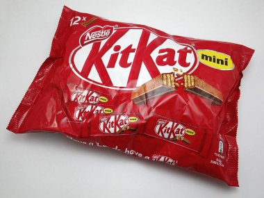 MANILA, PH - SEPT 25 - 25 Eylül 2020 tarihinde Manila, Filipinler 'de Nestle kitkat mini çikolatası.