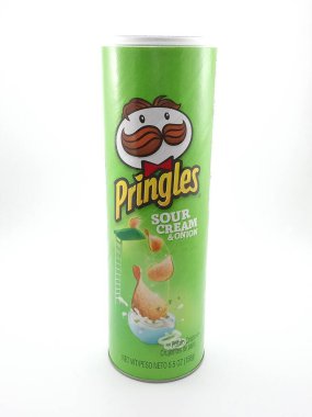 MANILA, PH - 25 Eylül 2020 'de Filipinler' in Manila şehrinde Pringles ekşi krema ve soğanı.