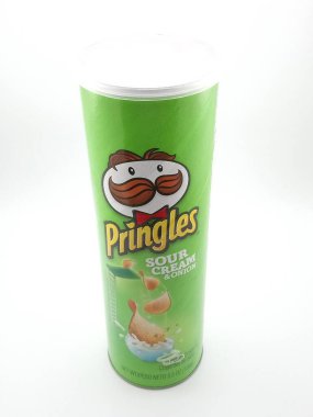 MANILA, PH - 25 Eylül 2020 'de Filipinler' in Manila şehrinde Pringles ekşi krema ve soğanı.