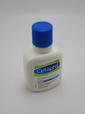 MANILA, PH - SEPT 25 - 25 Eylül 2020 tarihinde Manila, Filipinler 'de Cetaphil nazik cilt temizleyici yüz ve vücut şişesi.