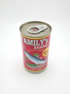 MANILA, PH - SEPT 25 - 25 Eylül 2020 'de Filipinler' in Manila kentinde domates soslu aile sardalyası.