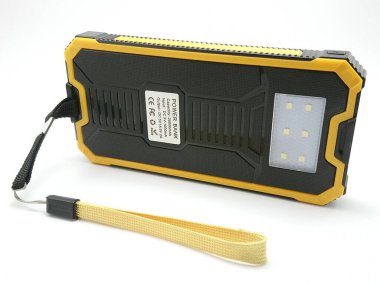 MANILA, PH - SEPT 25 - 25 Eylül 2020 tarihinde Manila, Filipinler 'de güneş enerjili Powerbank.