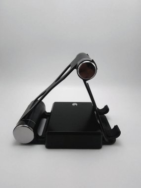 Dizin eğimli stand güç bankası şarj cihazı akıllı telefonun boş bataryasını şarj etmek için kullanılıyor