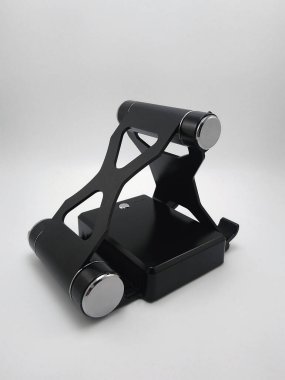 Dizin eğimli stand güç bankası şarj cihazı akıllı telefonun boş bataryasını şarj etmek için kullanılıyor