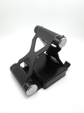 Dizin eğimli stand güç bankası şarj cihazı akıllı telefonun boş bataryasını şarj etmek için kullanılıyor