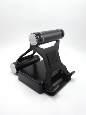 Dizin eğimli stand güç bankası şarj cihazı akıllı telefonun boş bataryasını şarj etmek için kullanılıyor