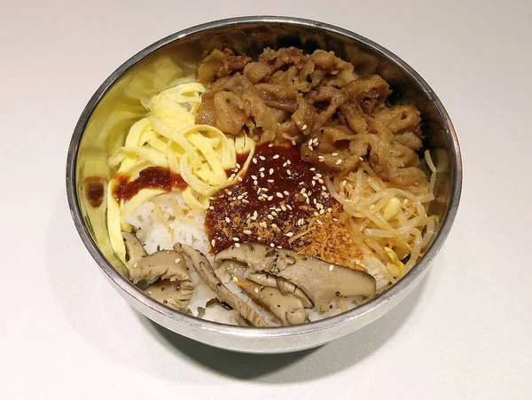 Bibimbap韩国菜包括猪肉 米饭和放在不锈钢碗里的蘑菇 — 图库照片