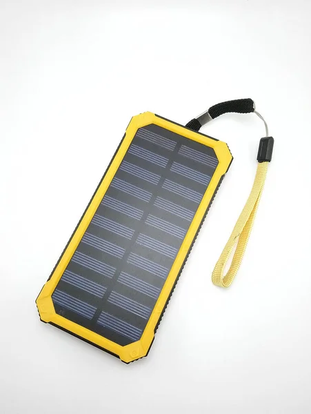 太陽光発電銀行の充電器は スマートフォンの空のバッテリーに低充電するために使用します — ストック写真