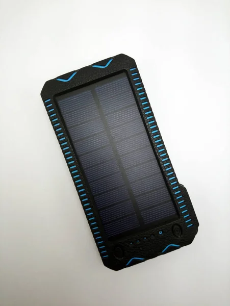 태양광 충전기를 사용하여 스마트폰빈 배터리에 — 스톡 사진