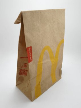 MANILA, PH - 25 Eylül 2020 'de Manila, Filipinler' de McDonalds kahverengi kese kağıdı.