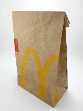 MANILA, PH - 25 Eylül 2020 'de Manila, Filipinler' de McDonalds kahverengi kese kağıdı.