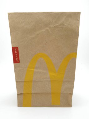 MANILA, PH - 25 Eylül 2020 'de Manila, Filipinler' de McDonalds kahverengi kese kağıdı.