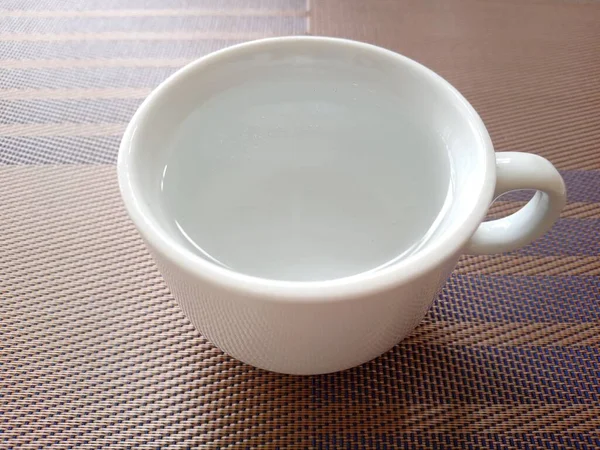 Белая Чашка Кофе Горячей Водой Верхней Части Коричневого Стола — стоковое фото
