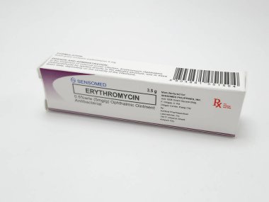 MANILA, PH - SEPT 25 - 25 Eylül 2020 tarihinde Manila, Filipinler 'de eritromisin merhemi kutusu gönderildi.