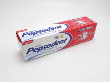 MANILA, PH - 25 Eylül 2020 tarihinde Filipinler, Manila 'da Pepsodent diş macunu kutusu.