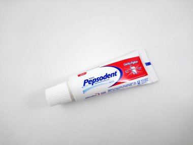 MANILA, PH - 25 Eylül 2020 tarihinde Filipinler, Manila 'da Pepsodent diş macunu tüpü.
