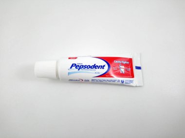 MANILA, PH - 25 Eylül 2020 tarihinde Filipinler, Manila 'da Pepsodent diş macunu tüpü.