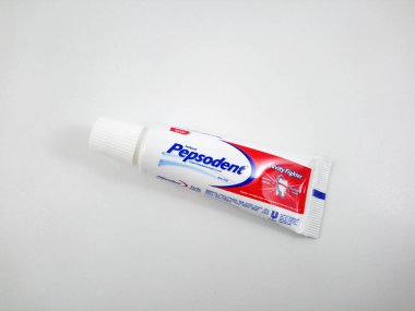 MANILA, PH - 25 Eylül 2020 tarihinde Filipinler, Manila 'da Pepsodent diş macunu tüpü.